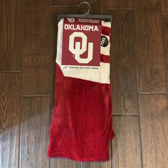 University of Oklahoma Oversized Silk Touch Throw - Picture 3 of 5